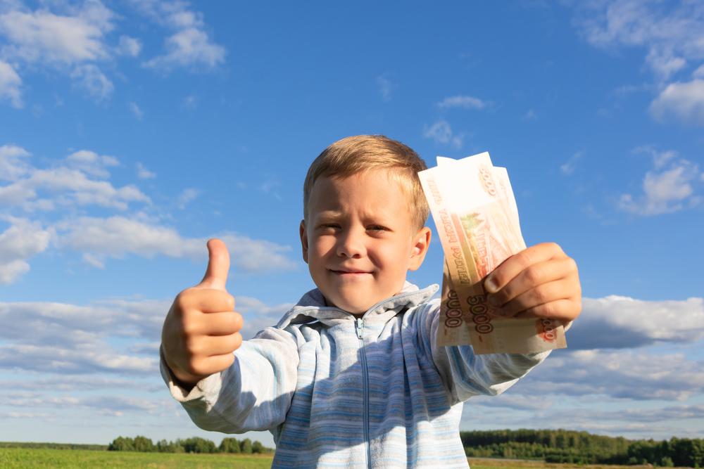 Когда начинать давать ребенку деньги на карманные расходы