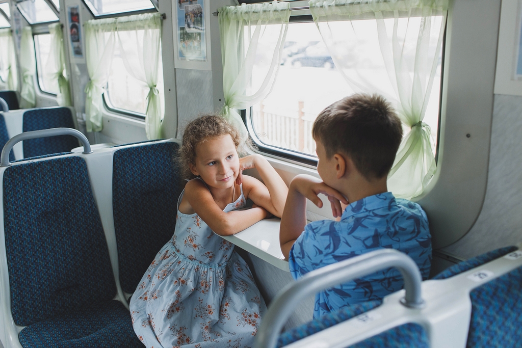 Мальчик и девочка в поезде
