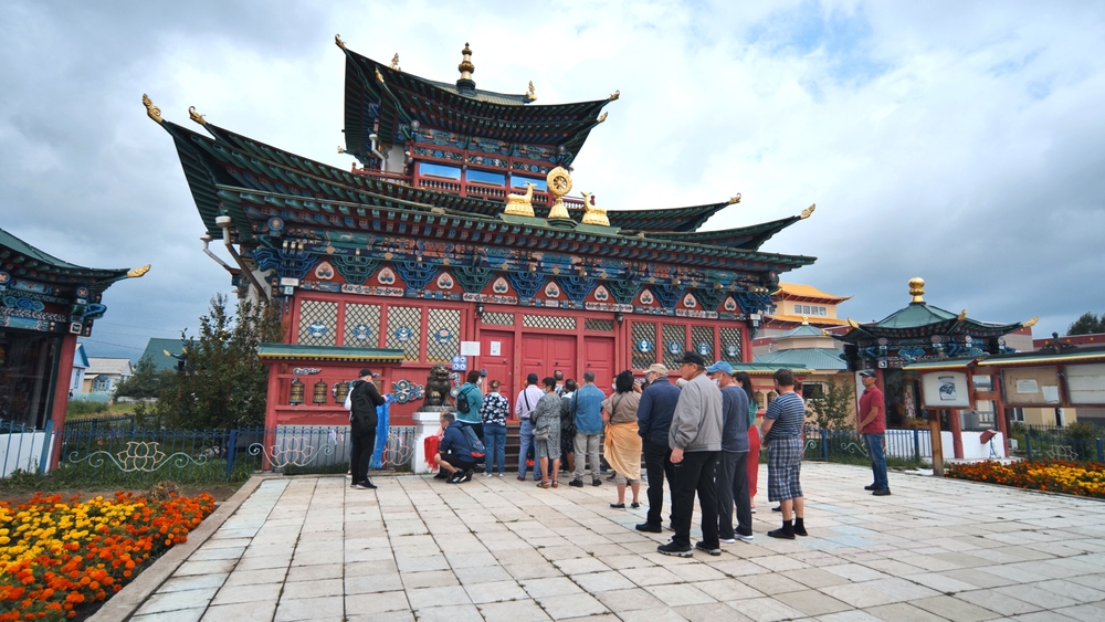 Посетители у дверей храмов в Иволгинском дацане