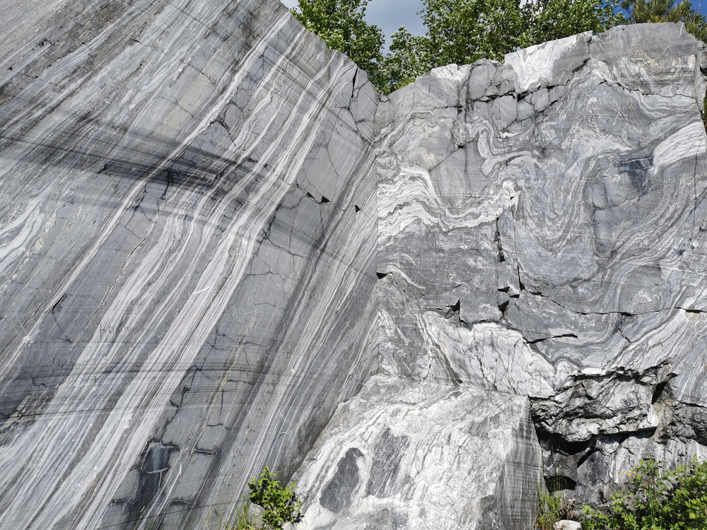 Узоры на мраморных стенах каньона