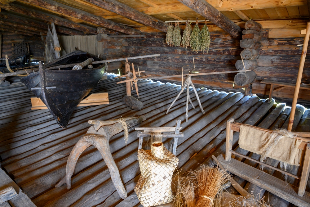 Интерьер деревянного амбара в Кижи