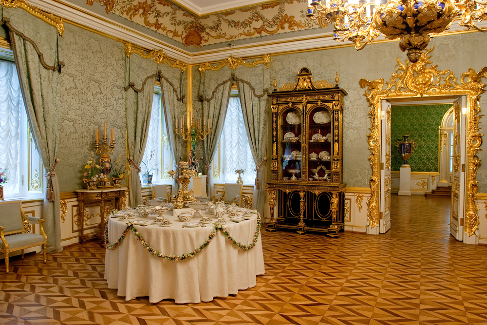 Внутри Большого Петергофского дворца