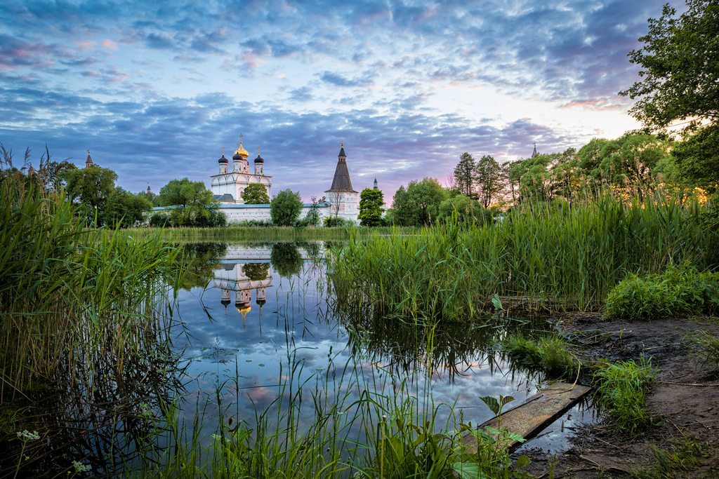 Храм в Московской области рядом с озером
