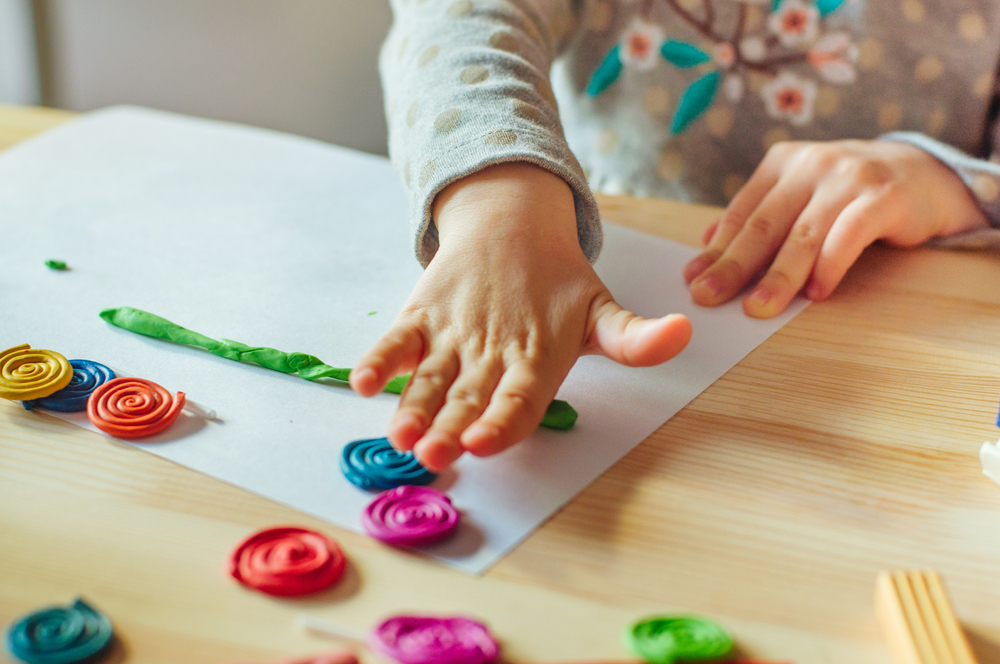 Ребенок лепит из цветной глины