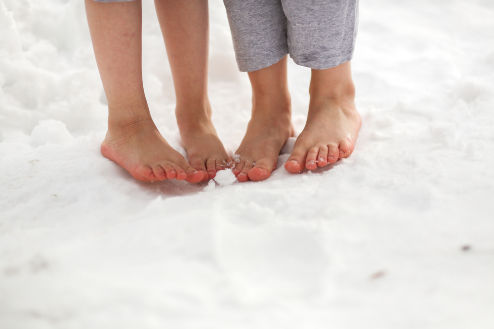 Закаливание детей зимой - стоят на снегу голыми ногами