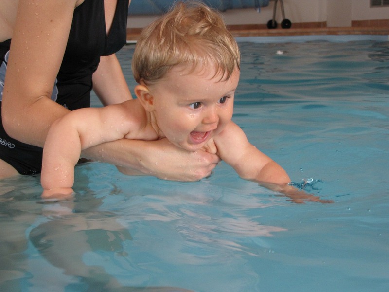 Ребенок с инструктором в бассейне