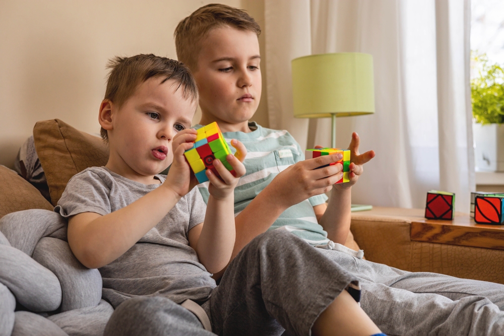Два мальчика собирают кубик Рубика