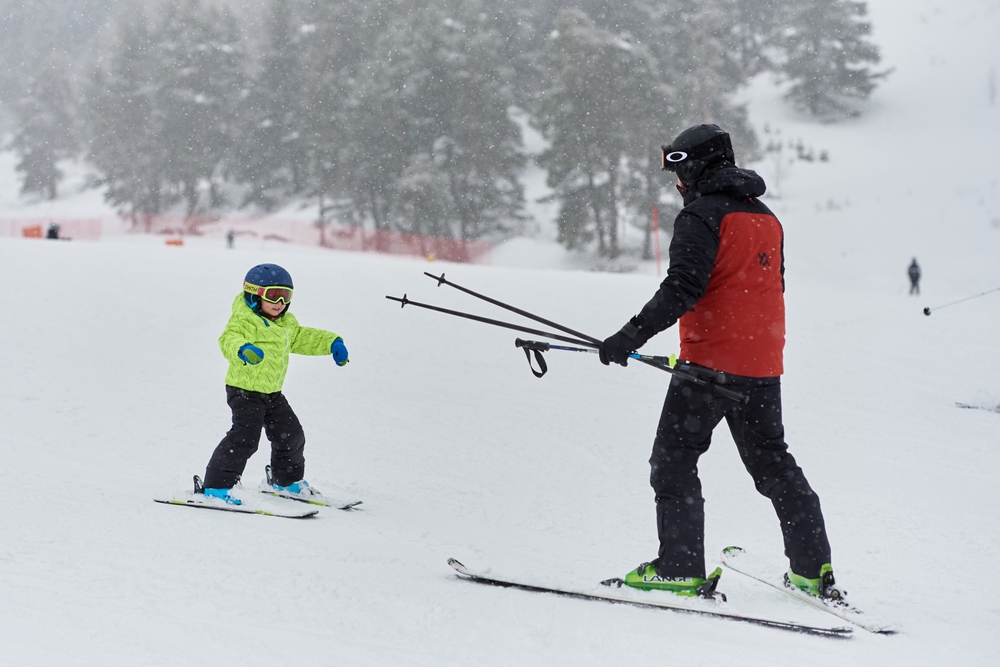 Дети учатся кататься на лыжах в Архызе