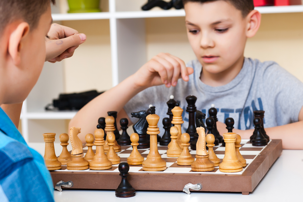 Дети играют в шахматы