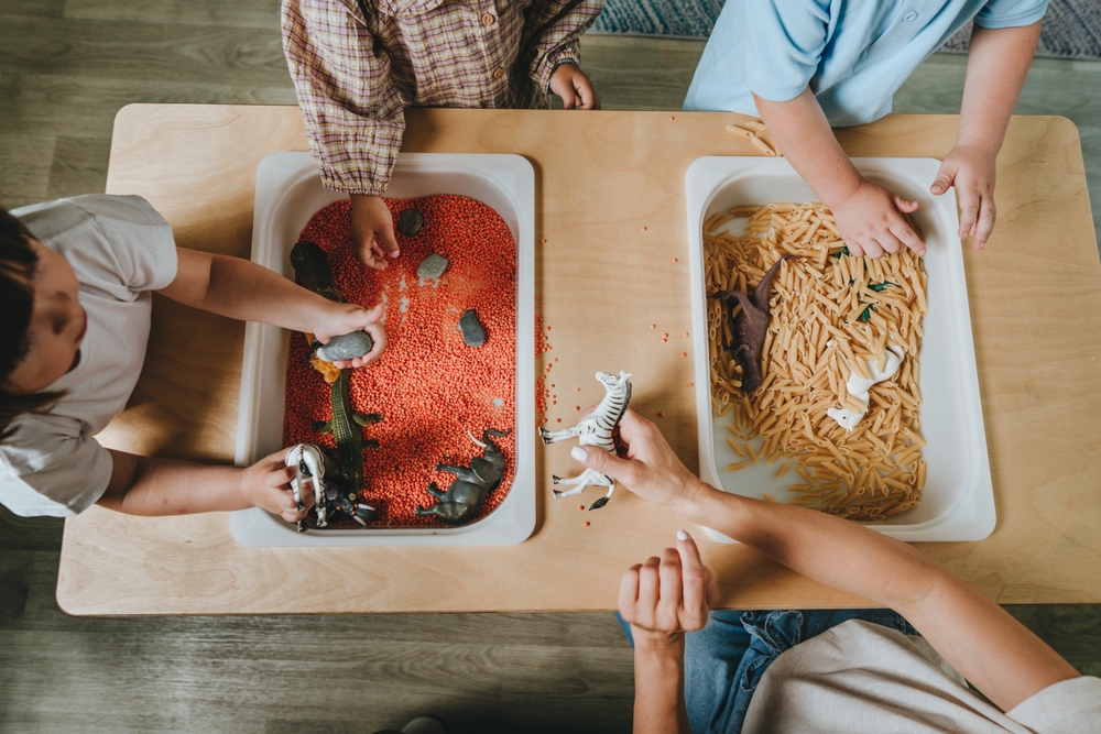 Дети играют с крупами