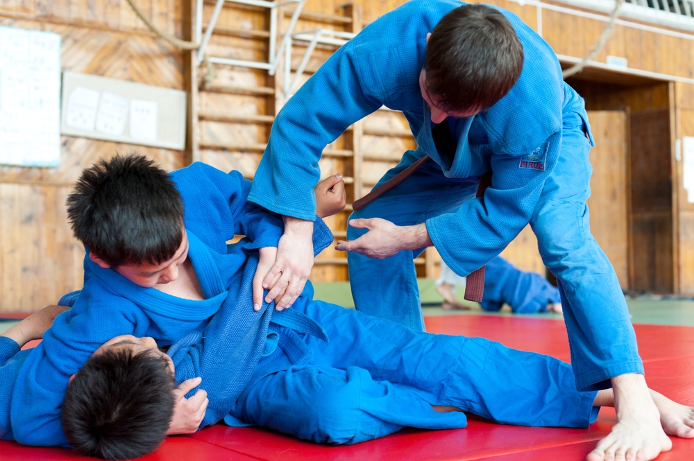 Дети занимаются с тренером