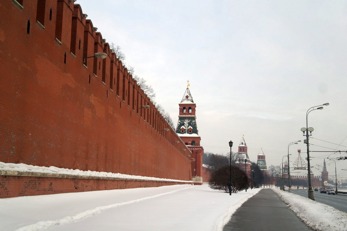 Фото красных стен Кремля в Москве