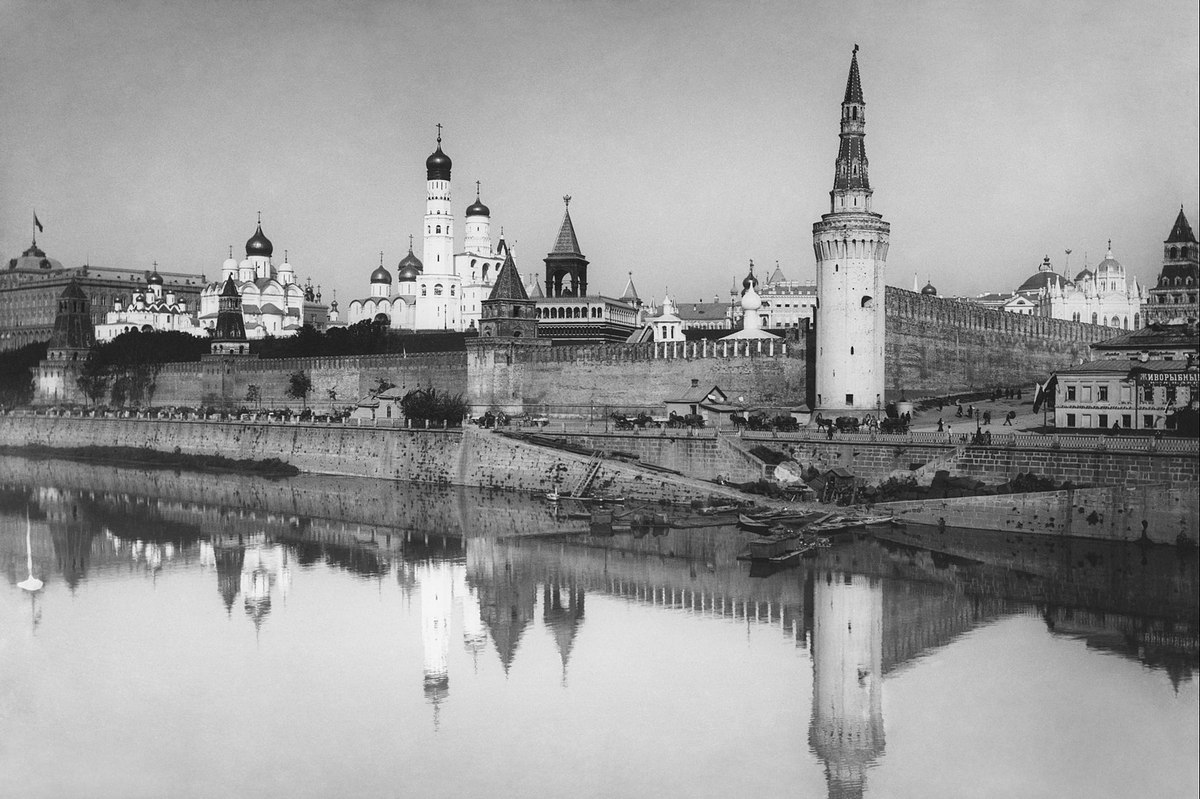 Дворцы, палаты, соборы, площади - всё самое интересное в Московском Кремле