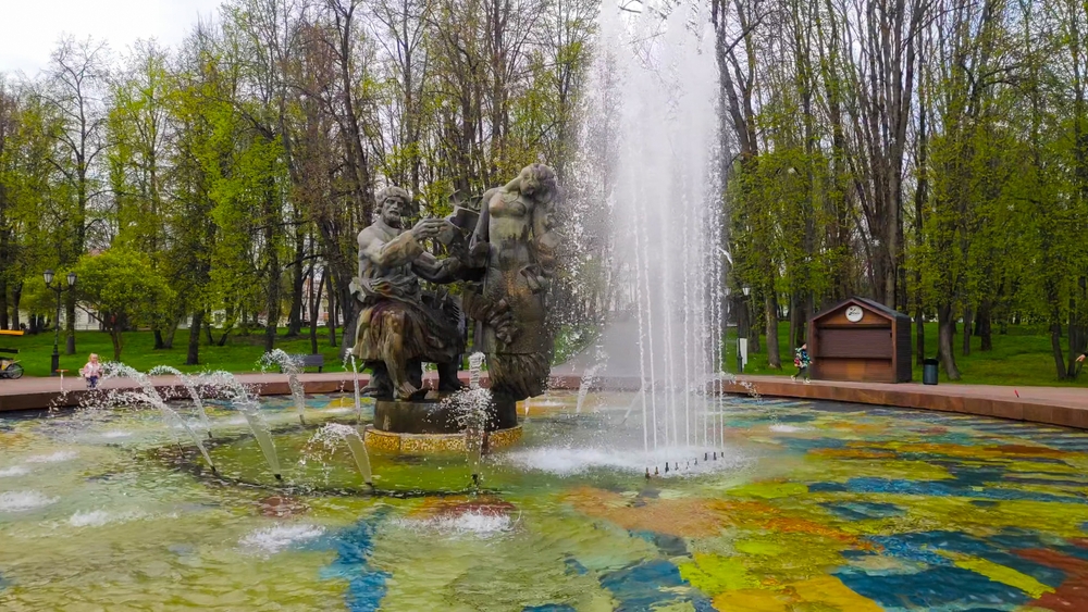 Городской парк в Великом Новгороде и фонтан со скульптурой Садко