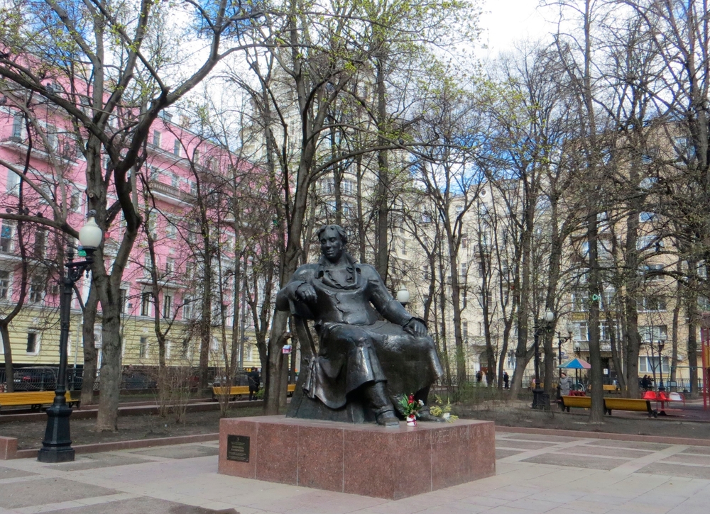 Памятник Крылову на Патриарших прудах в Москве