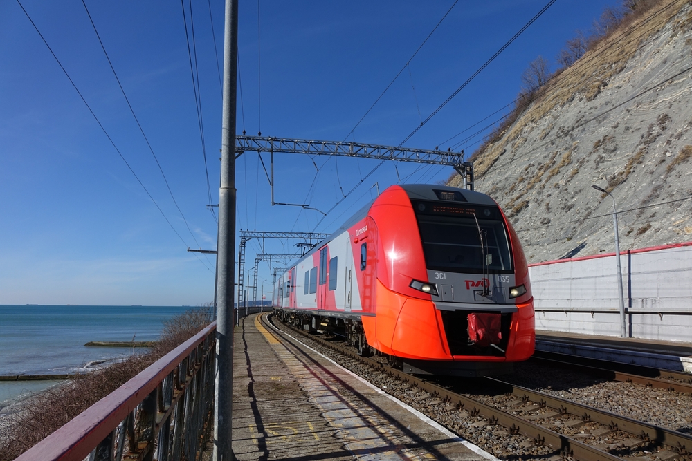 Поезд Ласточка едет в Олимпийский Сочи парк