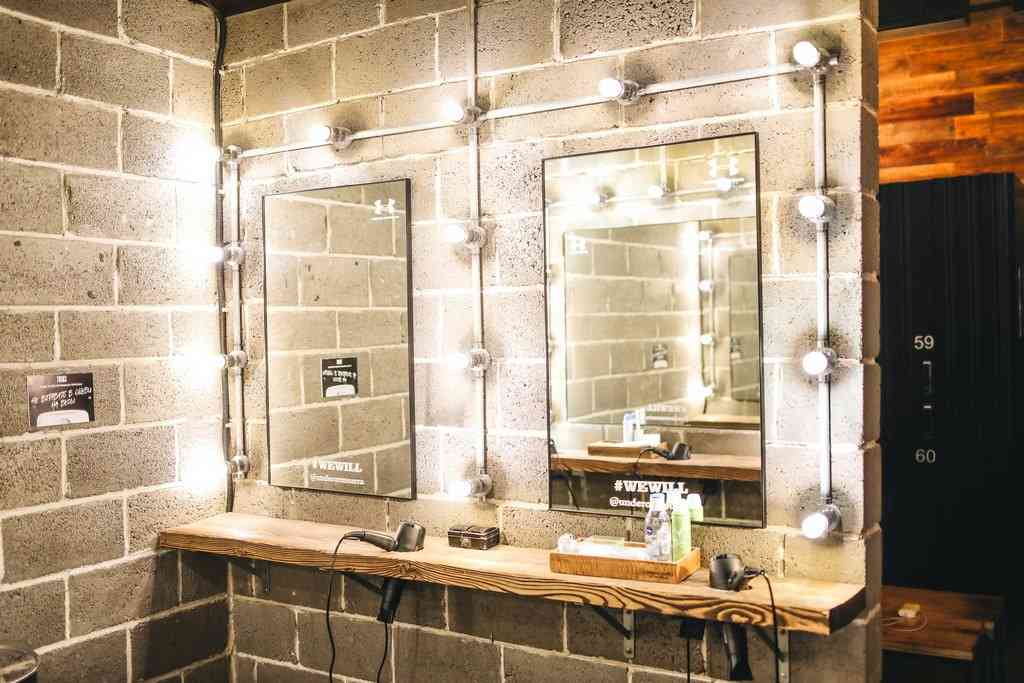 Лофтовое освещение вокруг зеркала в ванной