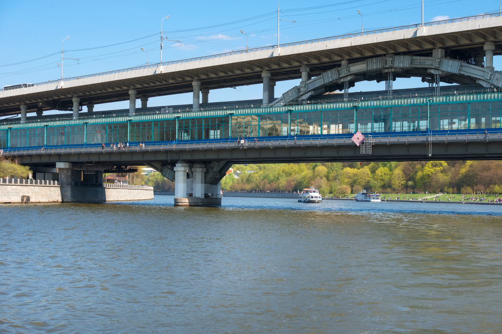 Лужнецкий метромост возле Воробьёвых гор