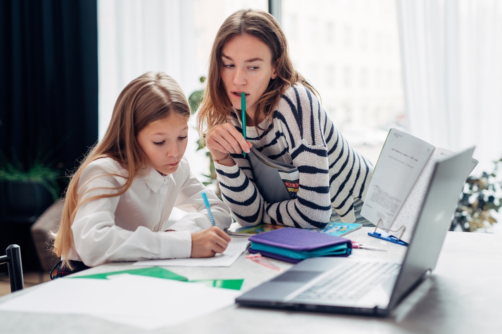Мама помогает ребёнку делать уроки