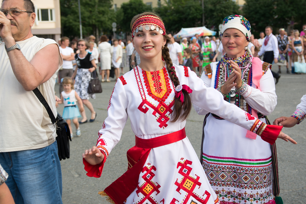 Девушка в традиционном марийском платье