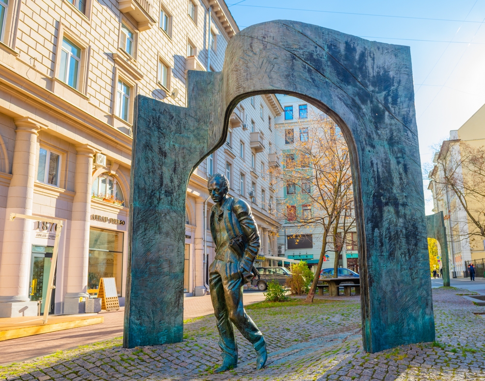 Памятник Булату Окуджаве на Арбате