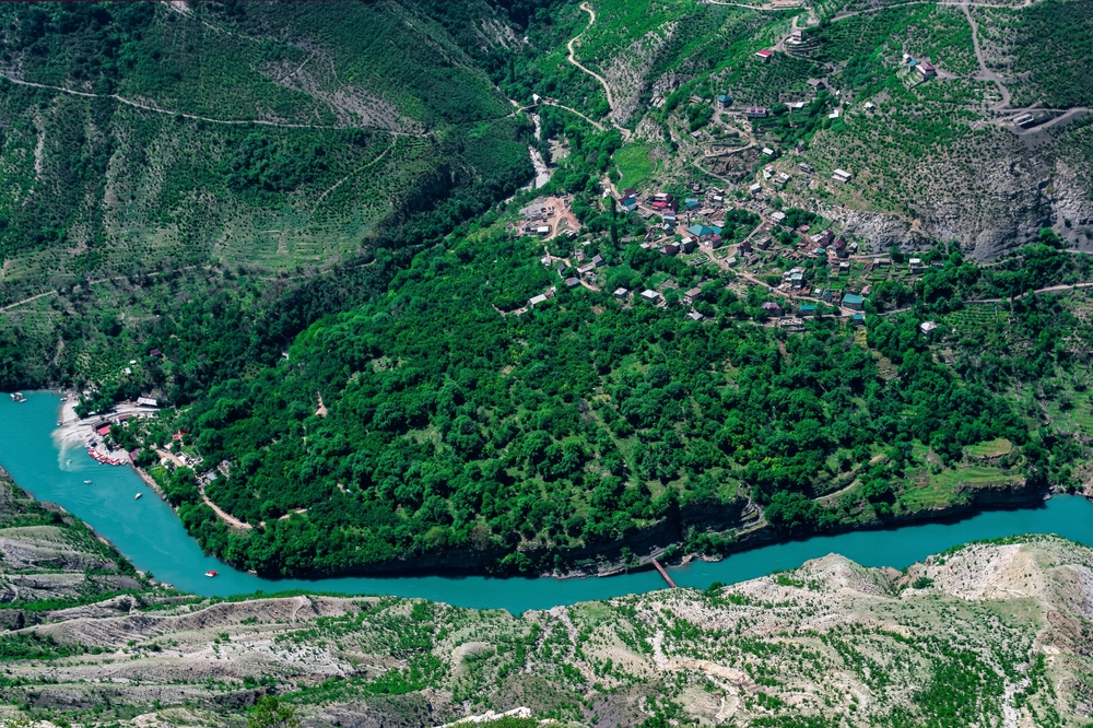 Вид на деревню Зубутли в Сулакском каньоне