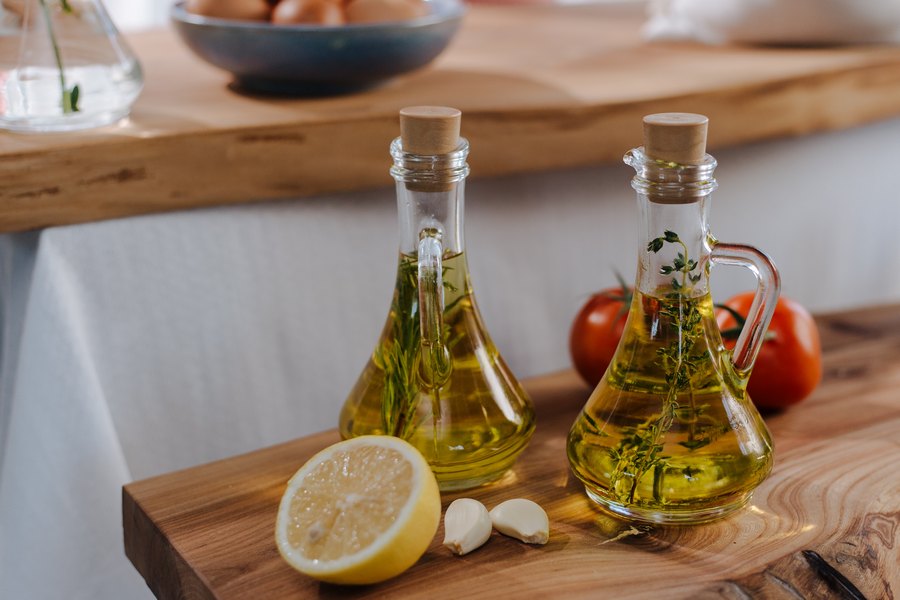 Оливковое масло в двух красивых бутылках