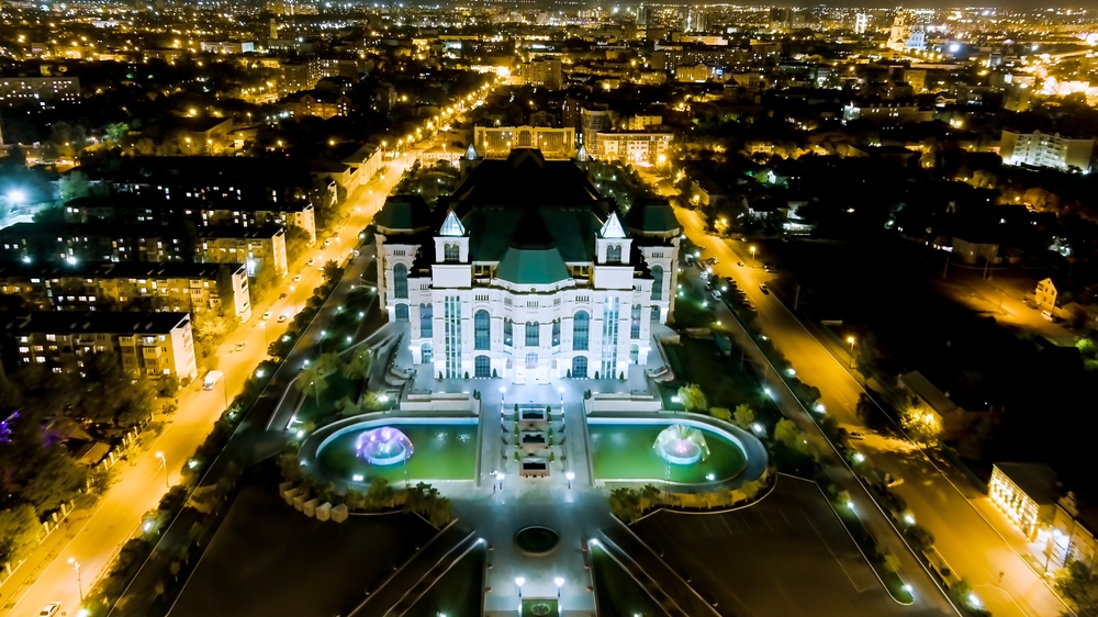 Ночной вид на театр оперы и балета в Астрахани