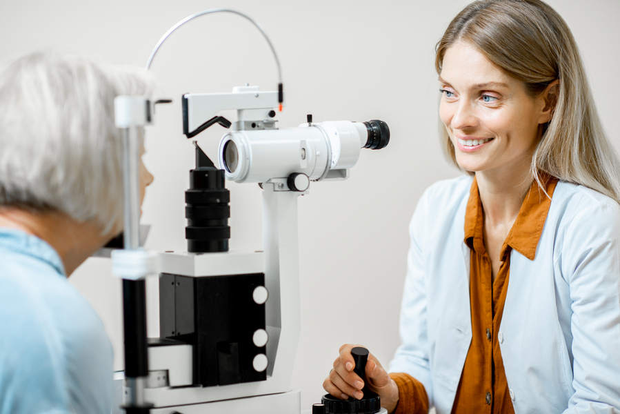 Офтальмолог проверяет зрение у пациентки