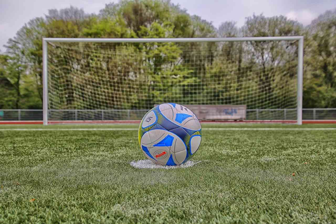 Футбольный мяч напротив ворот на отметке 11 метров