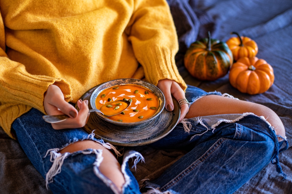 Подросток есть тыквенный суп-пюре