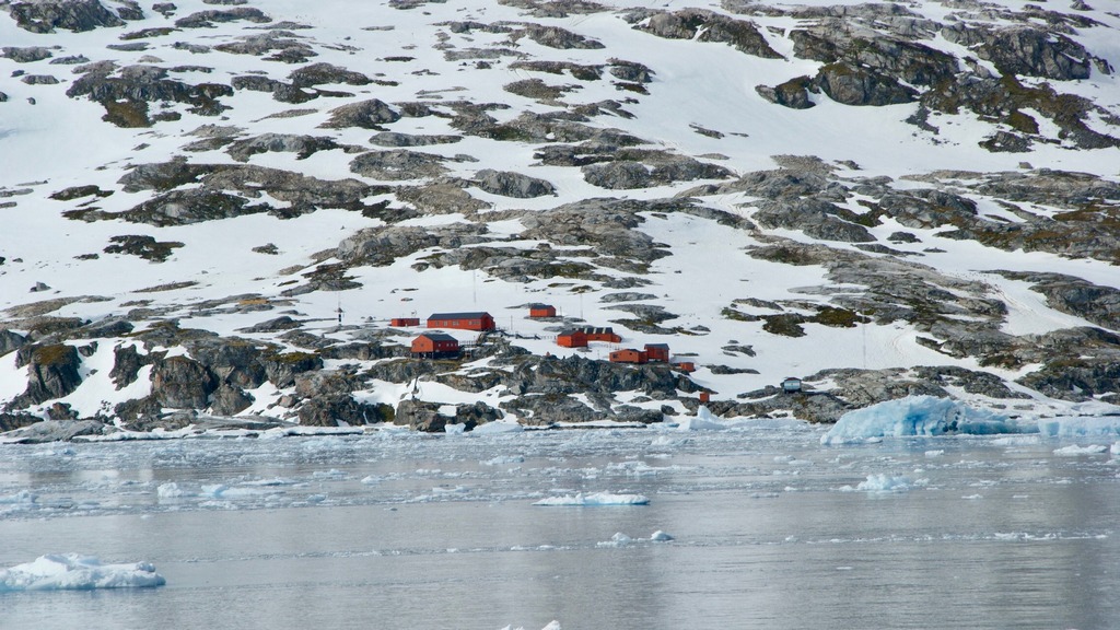 Красные домики в Антарктиде