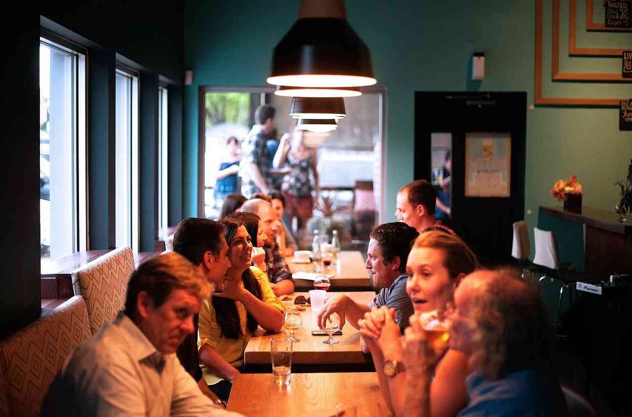 Люди в ресторане за почти пустыми столиками