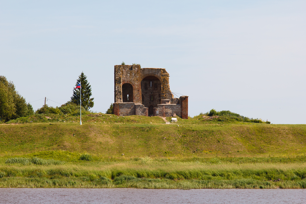 Рюриково городище в Великом Новгороде, вид с воды