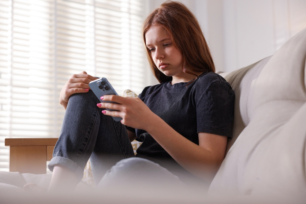 Грустная девушка-подросток