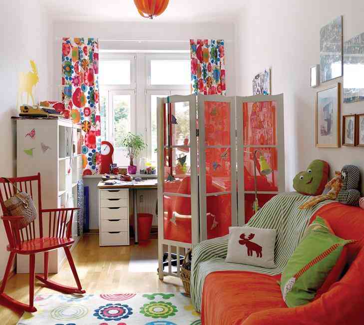 Красивая ширма в детской комнате как разделитель пространства