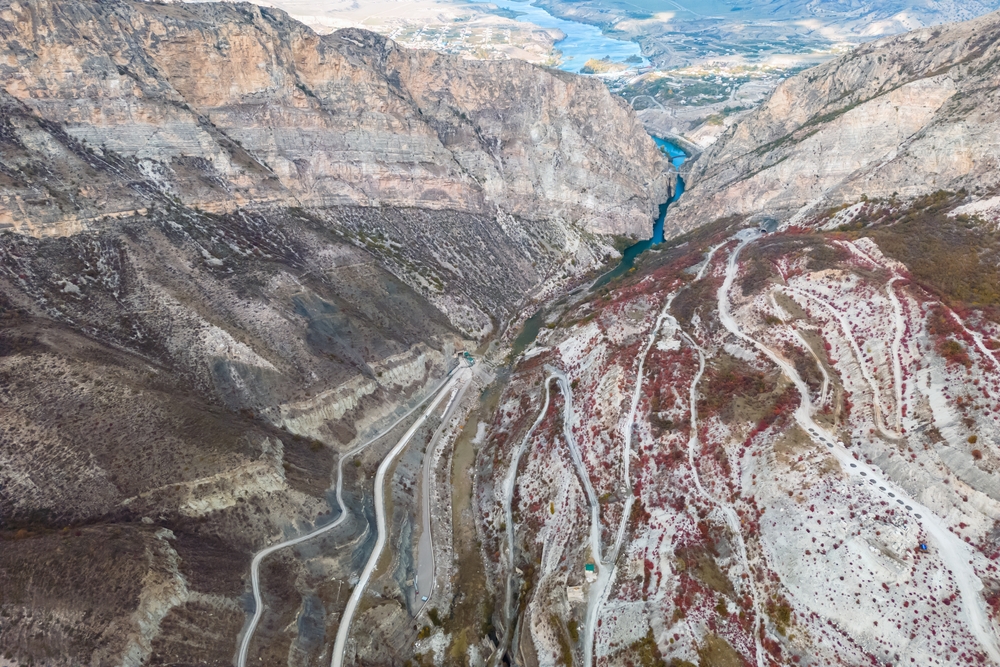 Дорога серпантином спускается вниз каньона