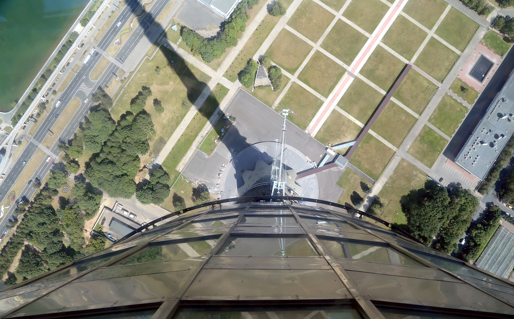 Тень Останкинской башни и стеклянные стены