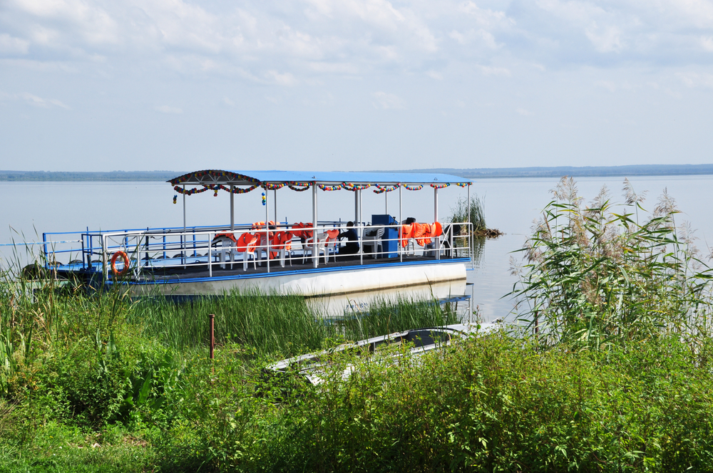 Прогулочный катер на пристани в Ростове Великом