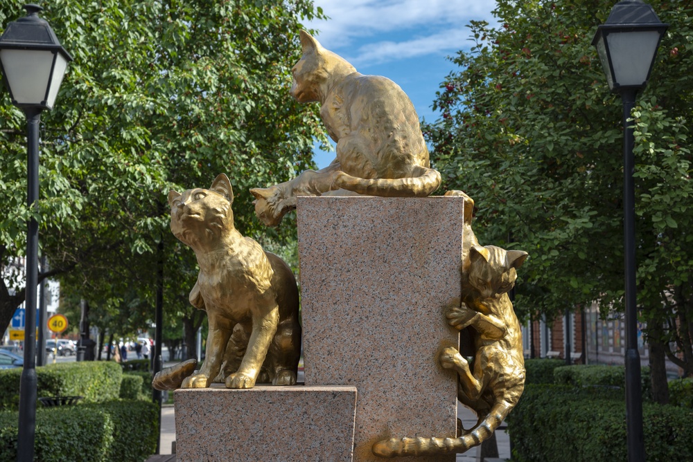 Памятник сибирским кошкам в Тюмени