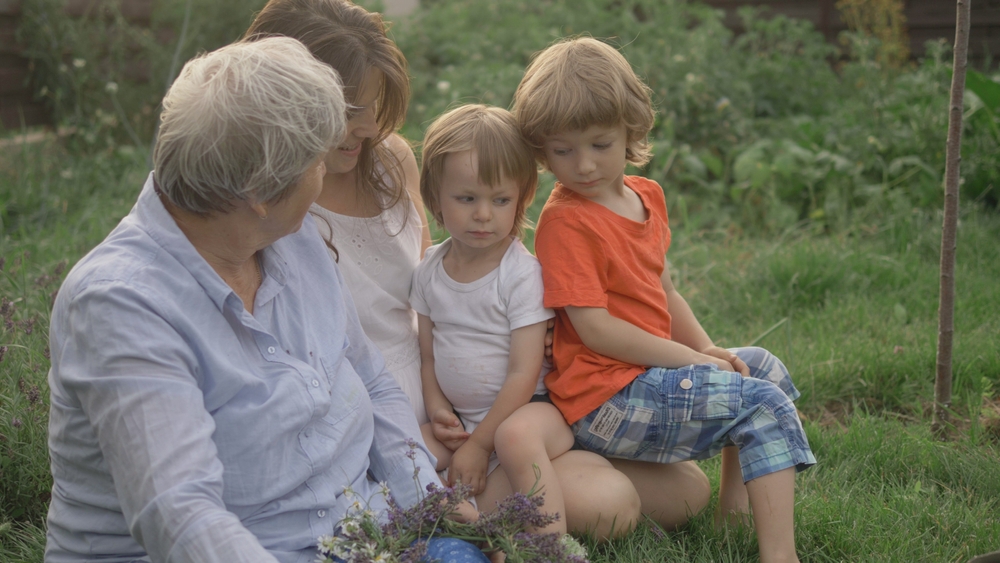 Признаки ревности старшего ребенка к младшему