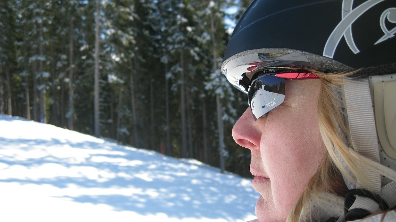 Портрет женщины в лыжной экипировке
