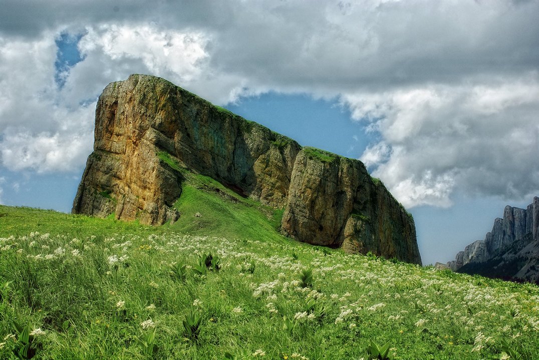 фото горы Малый Тхач на Кавказе