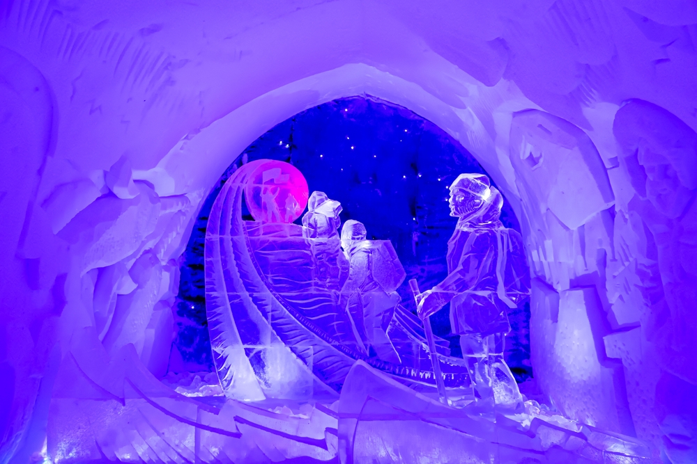 Ледяные скульптуры в Снежной деревне в Кировске
