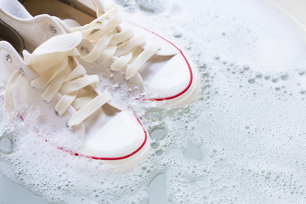 Замачивание белой обуви в тазике с мыльной водой