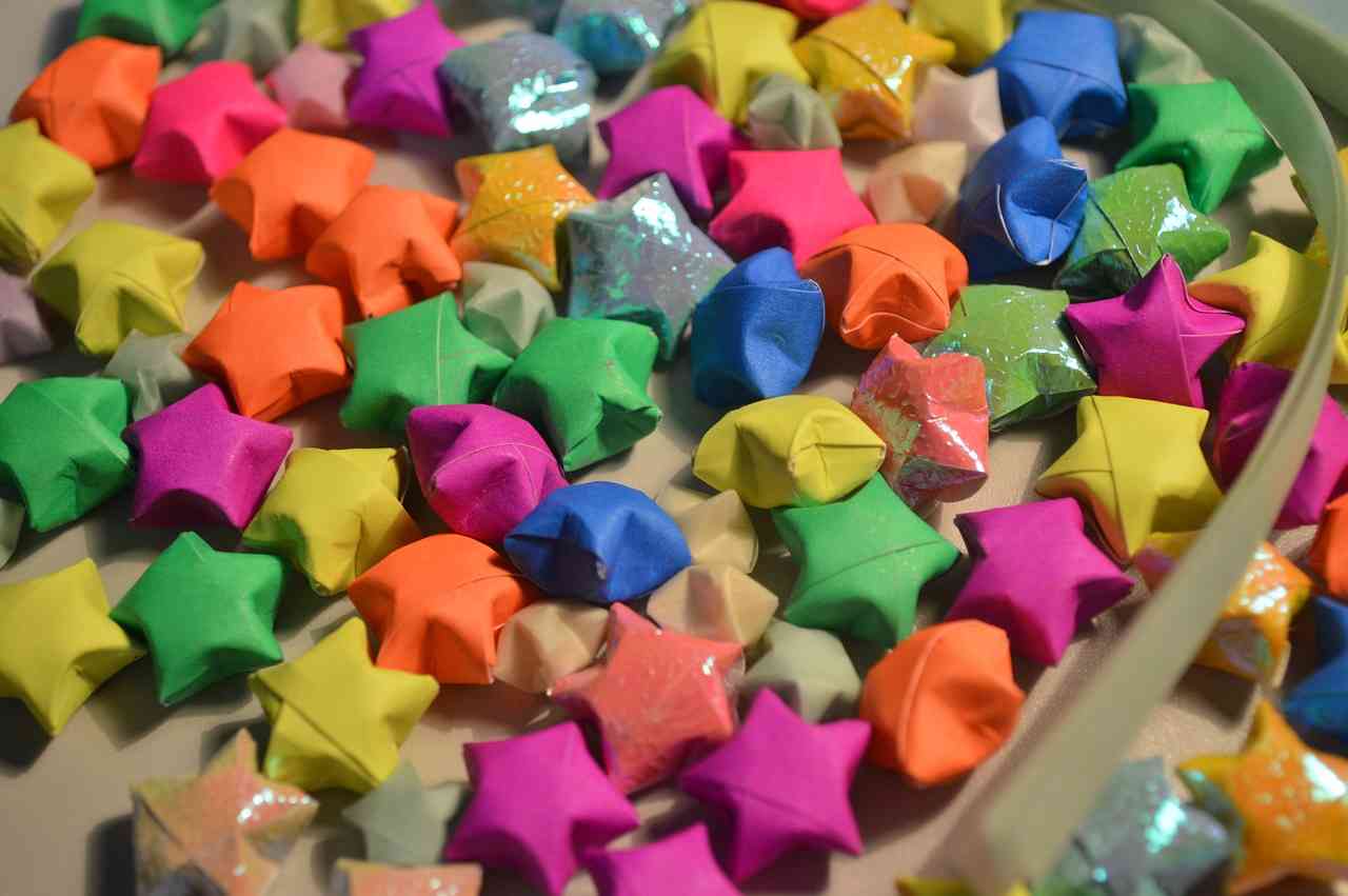 Звезды оригами из цветной бумаги