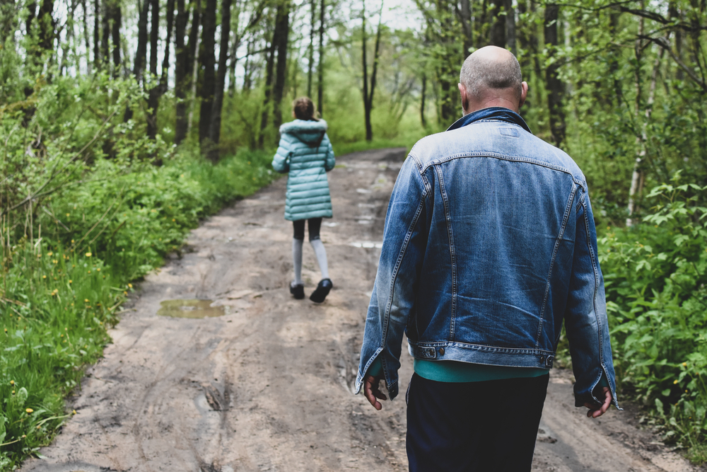 Как научить ребенка общаться с незнакомыми людьми