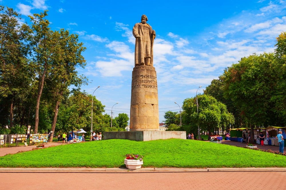 Памятник Ивану Сусанину на Сусанинской площади в Костроме