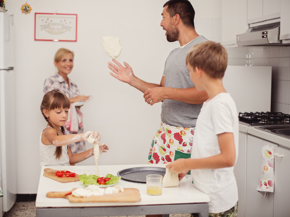 От "не разолью" до "это сделал я": простые рецепты для обучения детей готовке