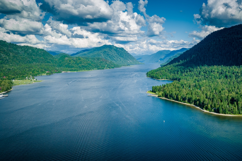 Вид сверху на озеро Телецкое и теплоход